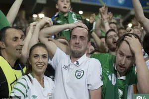 Anh trai Robbie Brady khóc nức nở trên khán đài 
