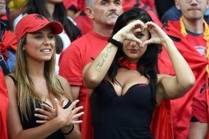 Chùm ảnh: Sắc màu rực rỡ của cổ động viên 24 đội bóng Euro