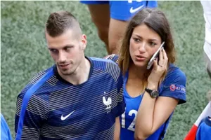 WAGs xinh đẹp và nóng bỏng của tuyển Pháp xuống sân ăn mừng