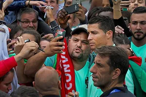 Cristiano Ronaldo chụp ảnh 'tự sướng' với fan trước trận gặp xứ Wales 