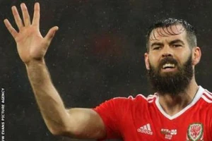 Xứ Wales vào bán kết, Joe Ledley hoãn cưới 