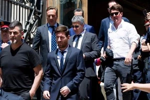 Chủ tịch Barcelona lo 'sốt vó' vì sợ mất Messi