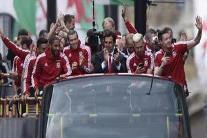 Khi bầy rồng đỏ trở về