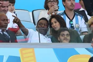 Huyền thoại Pele cưới vợ nhỏ hơn mình… 25 tuổi