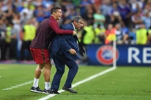 HLV Fernando Santos ca ngợi Ronaldo lên tận mây xanh