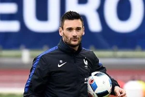 Hugo Lloris buồn bã tưởng nhớ nạn nhân bị khủng bố