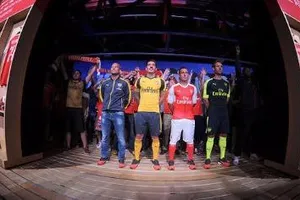 Pháo thủ thành Luân Đôn, ngôi sao Jamie Foxx ra mắt áo đấu mới