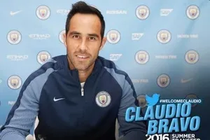 Claudio Bravo chính thức về Man City, Joe Hart 'hết đường sống'