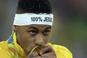 Bắt kẻ giả dạng Neymar để tống tiền phụ nữ bằng ảnh nóng