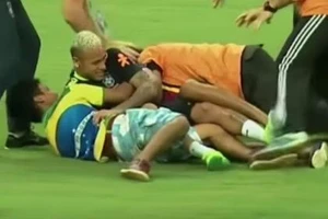 Neymar biểu hiện đẹp khi bị fan cuồng ‘tấn công’