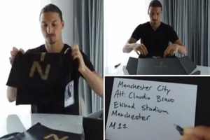 Ibrahimovic gửi quà 'độc' cho đối thủ trước trận derby thành Manchester
