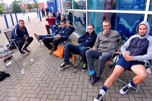 Fan Leicester xếp hàng 14 giờ để mua một vé xem Champions League 