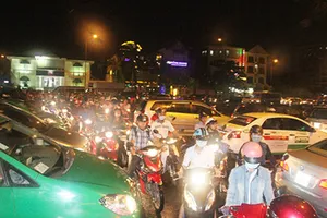 Trổ thêm cổng vào sân bay Tân Sơn Nhất