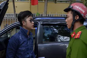 Luật sư nói sao về vụ cẩu xe của ca sĩ Quách Tuấn Du