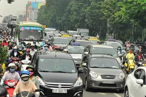 Cãi kịch liệt đề xuất cấm xe máy chạy trên đường
