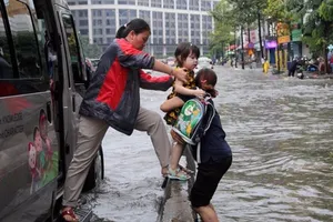 Quyết liệt chống ngập, úng ở nhiều thành phố lớn