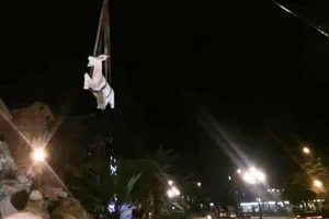 Dỡ tượng đàn dê đặt giữa TP Ninh Bình