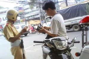 Khó chơi “chiêu” bỏ bằng lái bị CSGT giữ, thi bằng mới