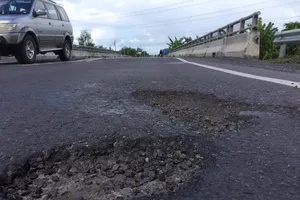 Đường tránh Cai Lậy: Mới thông xe đã hỏng khắp nơi