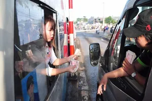 Tài xế buộc nhân viên lấy tiền lẻ mới chịu rời trạm BOT