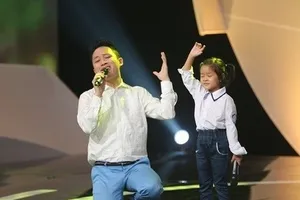 Ca sĩ Tùng Dương bất ngờ xuất hiện, hát tặng những 'chiếc lá chưa lành”