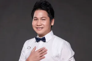 Ca sĩ Trọng Tấn mặc áo hoa hát nhạc đỏ