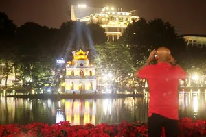 Trang trí phố Hà Nội xấu hơn Sài Gòn?