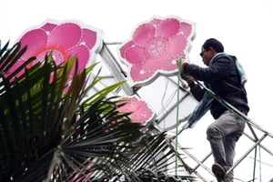 Giám đốc Sở VH-TT Hà Nội bác tin dỡ bỏ trang trí trên đường Nguyễn Chí Thanh