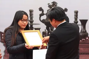 Vượt mặt các 'ông đồ', nữ sinh 9X giật giải viết thư pháp