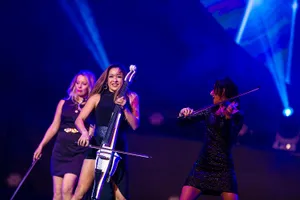 Bốn cô gái bốc lửa của BOND làm 'nóng' sân khấu Việt 