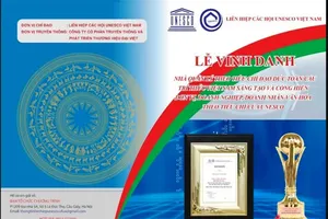 Tiến sĩ 'suýt ngất' vì được vinh danh với giá... 22 triệu đồng