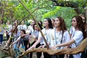 Người đẹp Hoa hậu Bản sắc Việt thích thú với cây ổi ‘biết cười’