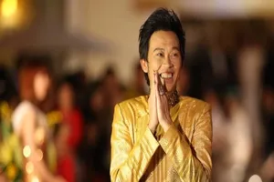 Hoài Linh sở hữu nút Play mạ bạc từ YouTube