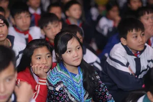 Học sinh miền núi lần đầu được xem phim chiếu rạp