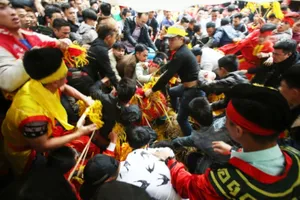 Hà Nội ra văn bản về tình trạng tranh cướp ở lễ hội