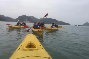 Đề nghị gỡ 'rào' dịch vụ kayak trên vịnh Hạ Long