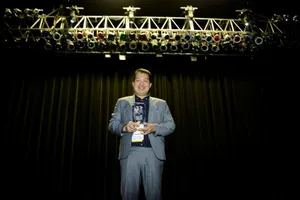 Trả lại giải nội, Cha cõng con 'hốt' nhiều giải ngoại