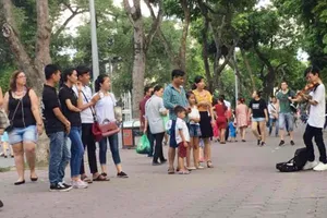 Mẹ cháu bé chơi đàn trên phố đi bộ đăng đàn xin lỗi