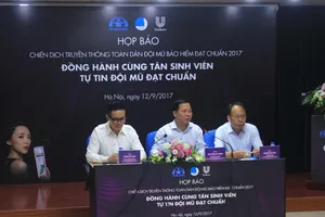 Tân sinh viên có cơ hội nhận mũ bảo hiểm đạt chuẩn