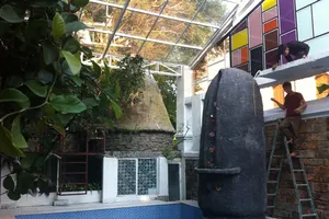 Nghệ sĩ Đào Anh Khánh diễn trên mặt sân khấu nước