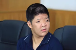 Bé Bôm con diễn viên Quốc Tuấn nhận học bổng âm nhạc