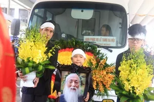 Tiếng khóc nghẹn ở lễ tang nhà giáo Văn Như Cương