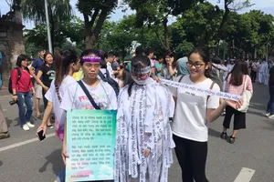 ‘Xác sống’ mang thông điệp làm xôn xao phố đi bộ