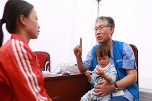 Bác sĩ Hàn chữa bệnh cho trẻ hai tuổi 6 ngón Việt Nam