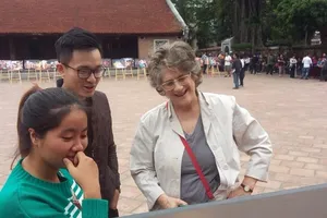 Khách quốc tế ngỡ ngàng với triển lãm Thu Vọng Nguyệt