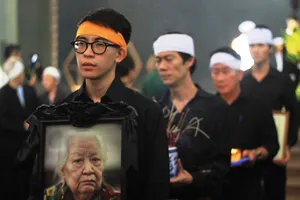 Gia đình cụ Hoàng Thị Minh Hồ tặng lại tiền phúng điếu