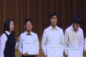 Bé Bôm con trai Quốc Tuấn nhận thêm học bổng âm nhạc