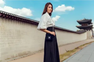 Ngắm hoa hậu Hoàn vũ Phạm Hương khoe chân dài ở xứ Hàn