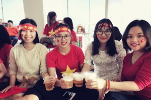 Hà Nội, công sở tràn ngập áo cờ đỏ sao vàng