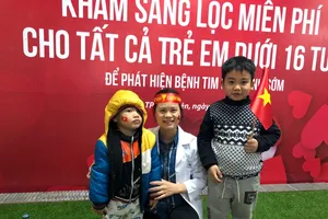 Trẻ em vừa khám tim vừa cổ vũ bóng đá